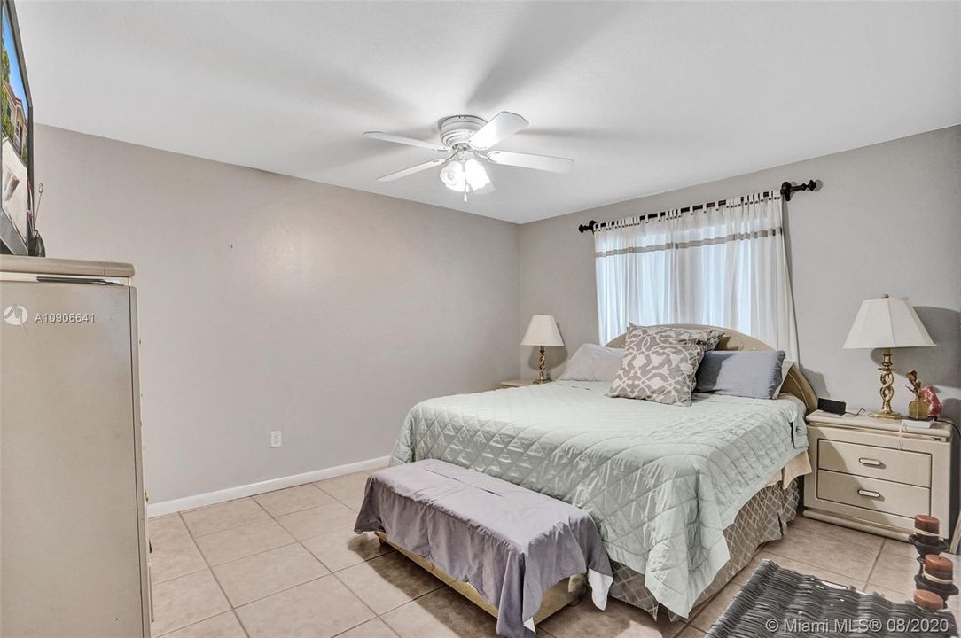 最近售出: $320,000 (3 贝兹, 2 浴室, 1218 平方英尺)