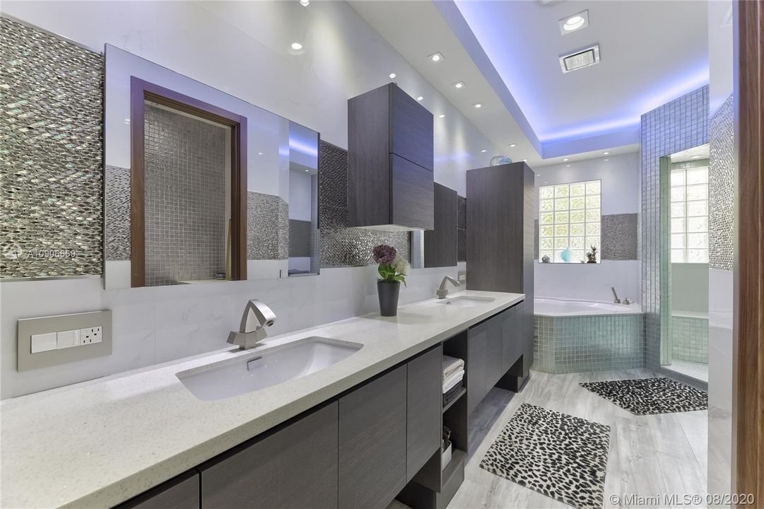 Recently Sold: $1,200,000 (5 beds, 3 baths, 3082 Square Feet)
