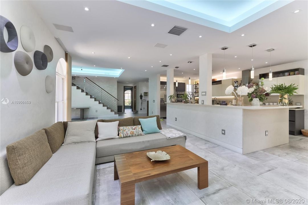 Recently Sold: $1,200,000 (5 beds, 3 baths, 3082 Square Feet)