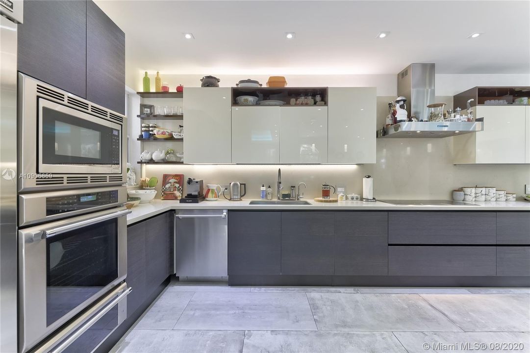 Recently Sold: $1,200,000 (5 beds, 3 baths, 3082 Square Feet)