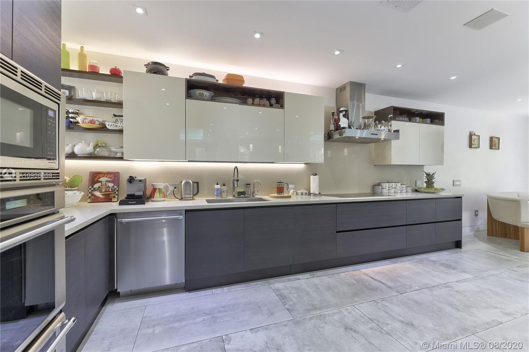 Recently Sold: $1,200,000 (5 beds, 3 baths, 3082 Square Feet)
