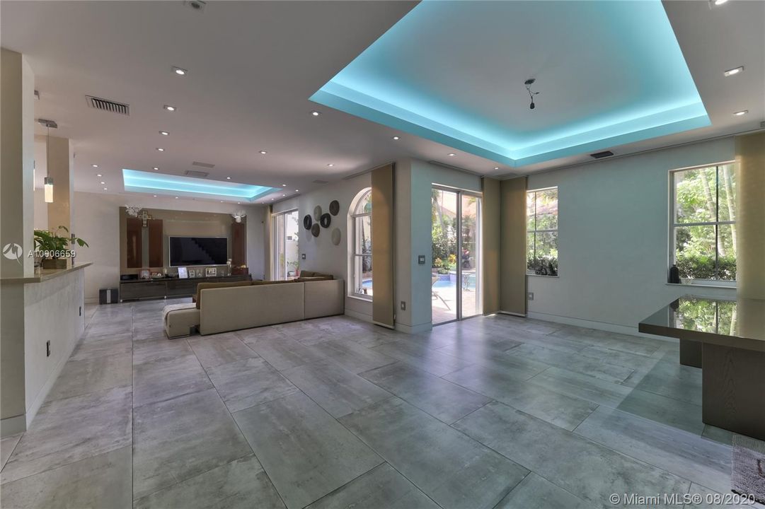 Recently Sold: $1,200,000 (5 beds, 3 baths, 3082 Square Feet)