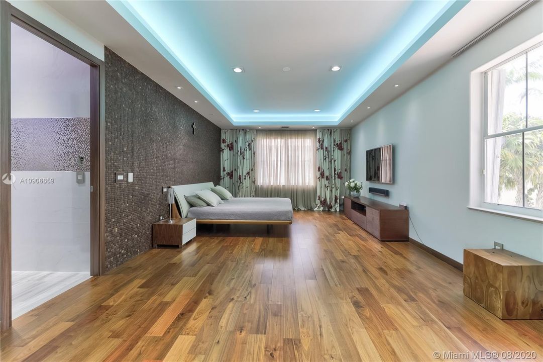 Recently Sold: $1,200,000 (5 beds, 3 baths, 3082 Square Feet)