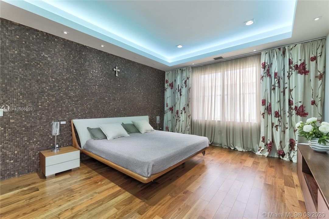 Recently Sold: $1,200,000 (5 beds, 3 baths, 3082 Square Feet)