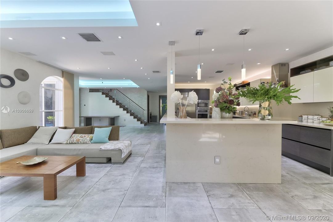 Recently Sold: $1,200,000 (5 beds, 3 baths, 3082 Square Feet)