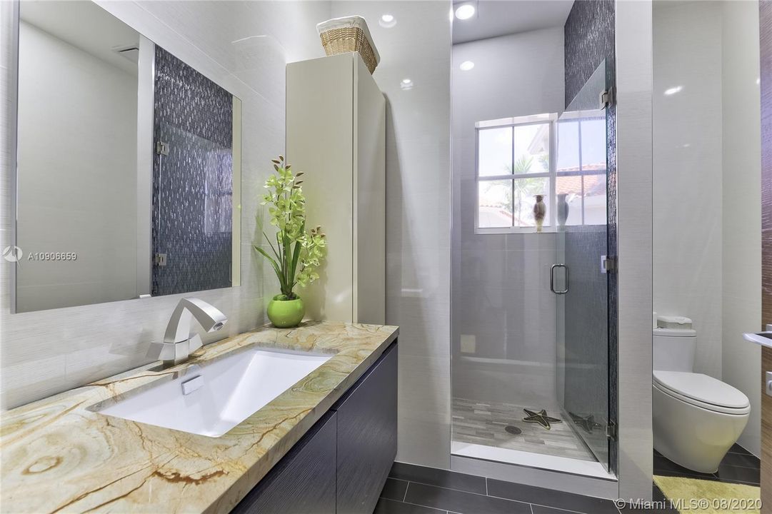 Recently Sold: $1,200,000 (5 beds, 3 baths, 3082 Square Feet)