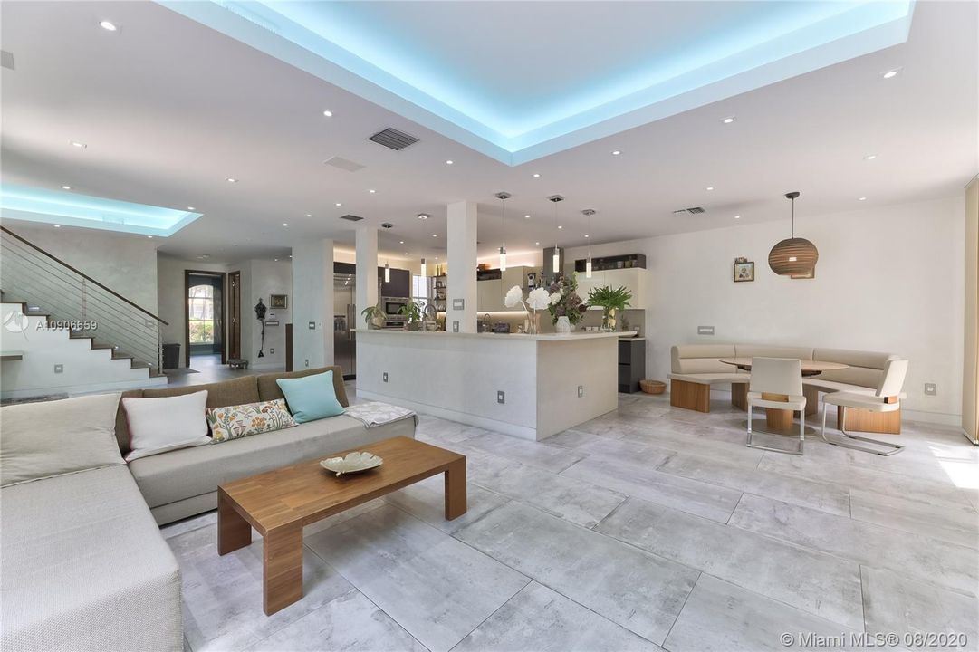 Recently Sold: $1,200,000 (5 beds, 3 baths, 3082 Square Feet)