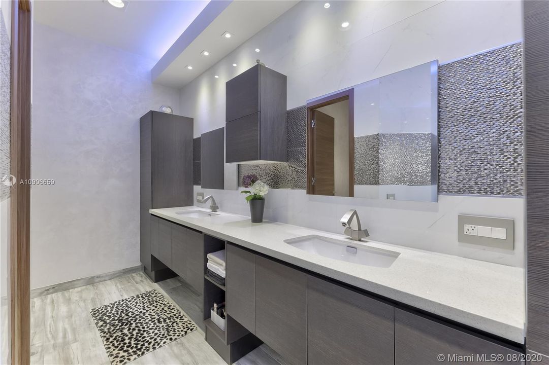 Recently Sold: $1,200,000 (5 beds, 3 baths, 3082 Square Feet)