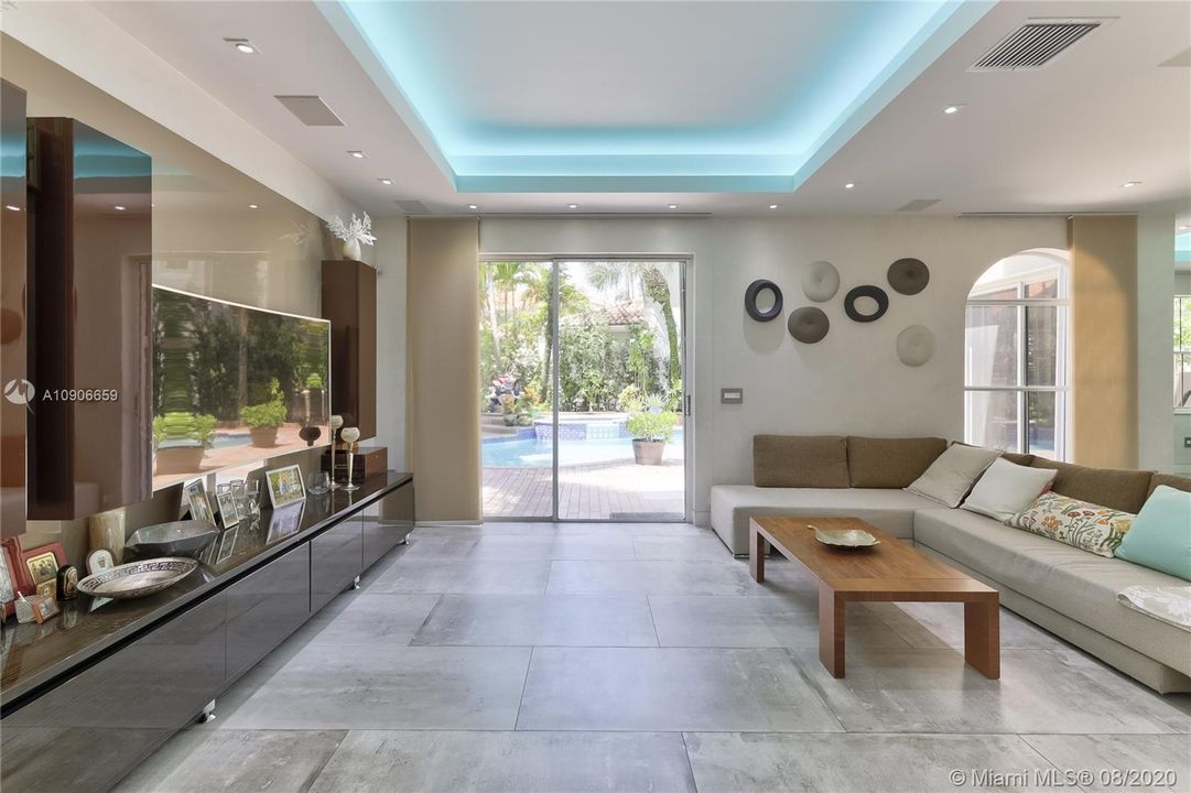 Recently Sold: $1,200,000 (5 beds, 3 baths, 3082 Square Feet)