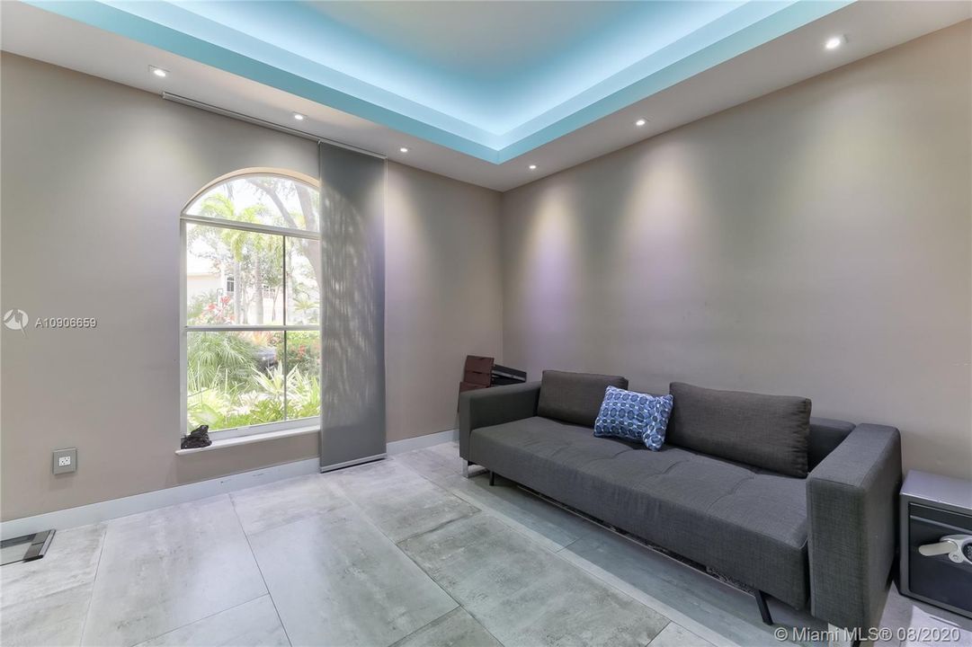 Recently Sold: $1,200,000 (5 beds, 3 baths, 3082 Square Feet)
