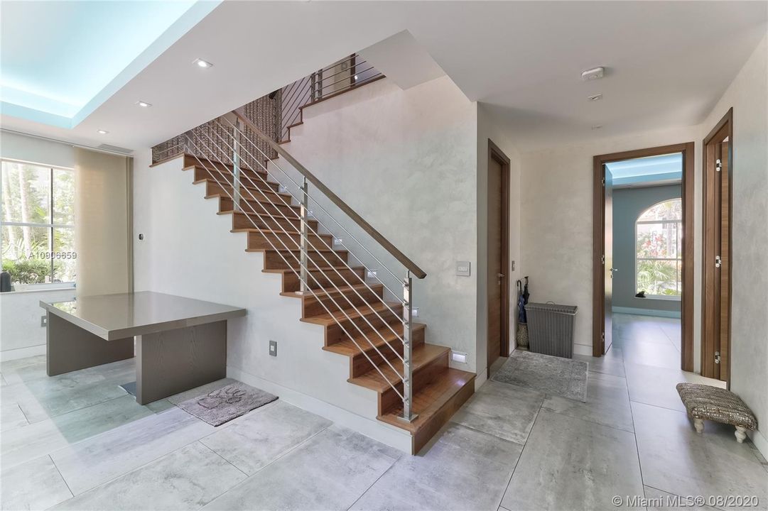 Recently Sold: $1,200,000 (5 beds, 3 baths, 3082 Square Feet)