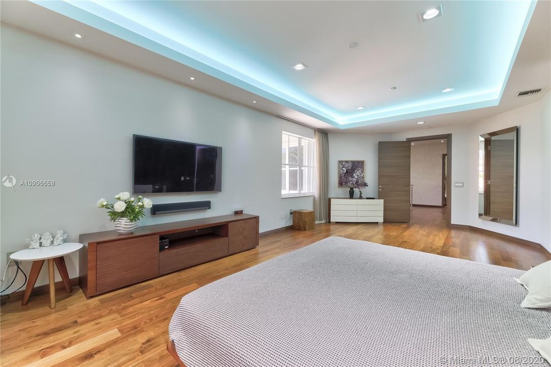 Recently Sold: $1,200,000 (5 beds, 3 baths, 3082 Square Feet)