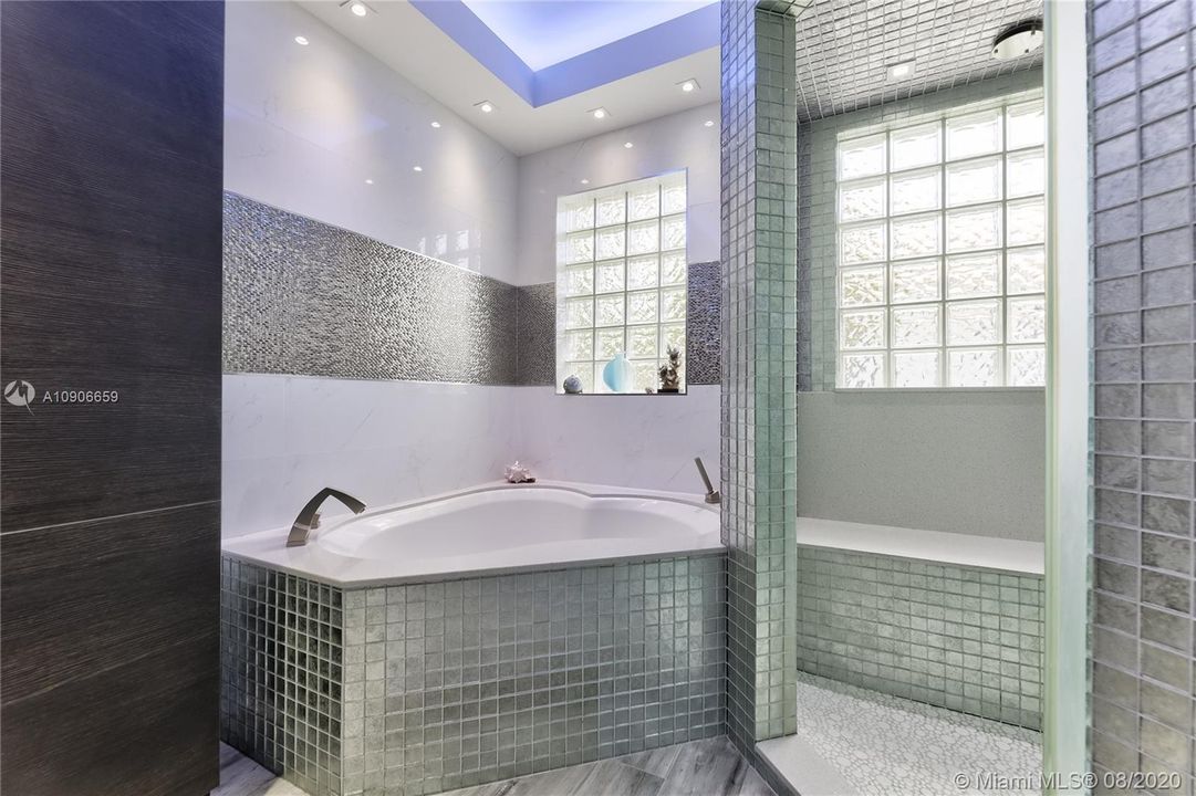 Recently Sold: $1,200,000 (5 beds, 3 baths, 3082 Square Feet)