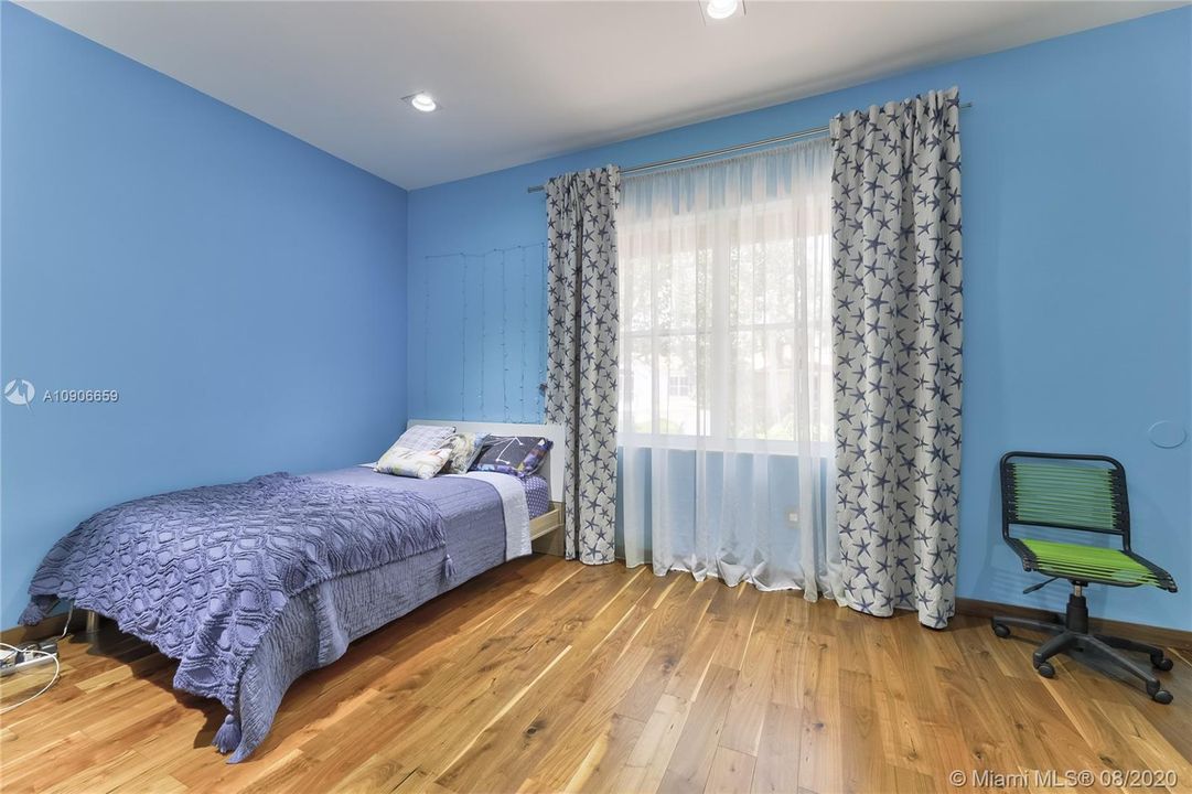 Recently Sold: $1,200,000 (5 beds, 3 baths, 3082 Square Feet)