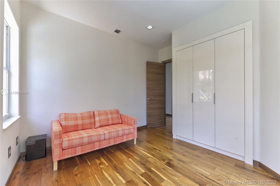 Recently Sold: $1,200,000 (5 beds, 3 baths, 3082 Square Feet)