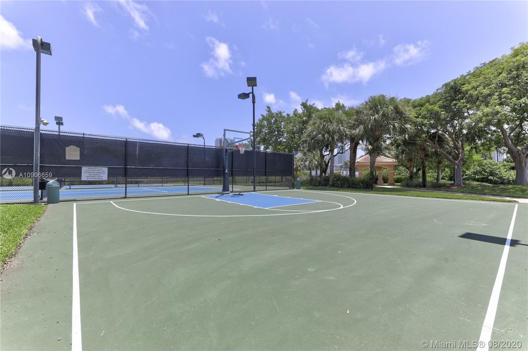 Recently Sold: $1,200,000 (5 beds, 3 baths, 3082 Square Feet)
