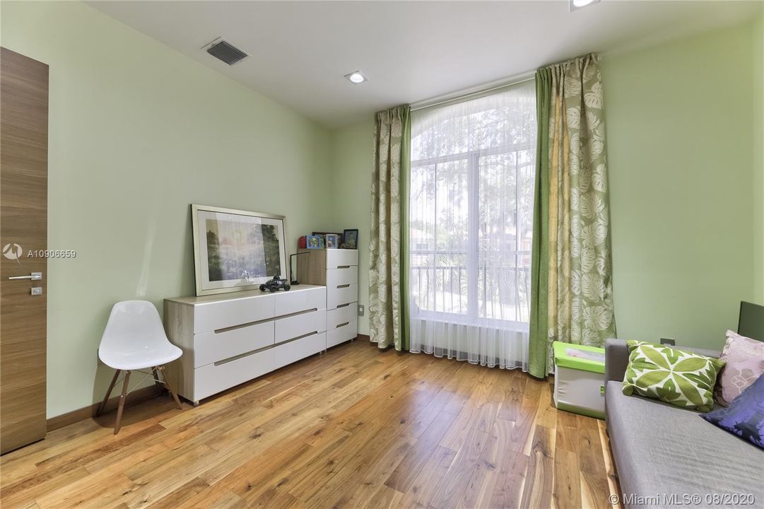Recently Sold: $1,200,000 (5 beds, 3 baths, 3082 Square Feet)