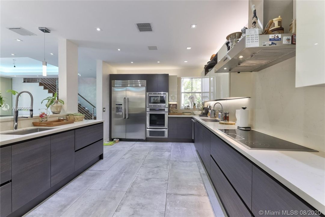 Recently Sold: $1,200,000 (5 beds, 3 baths, 3082 Square Feet)