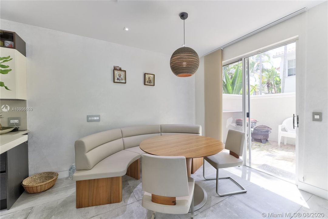 Recently Sold: $1,200,000 (5 beds, 3 baths, 3082 Square Feet)