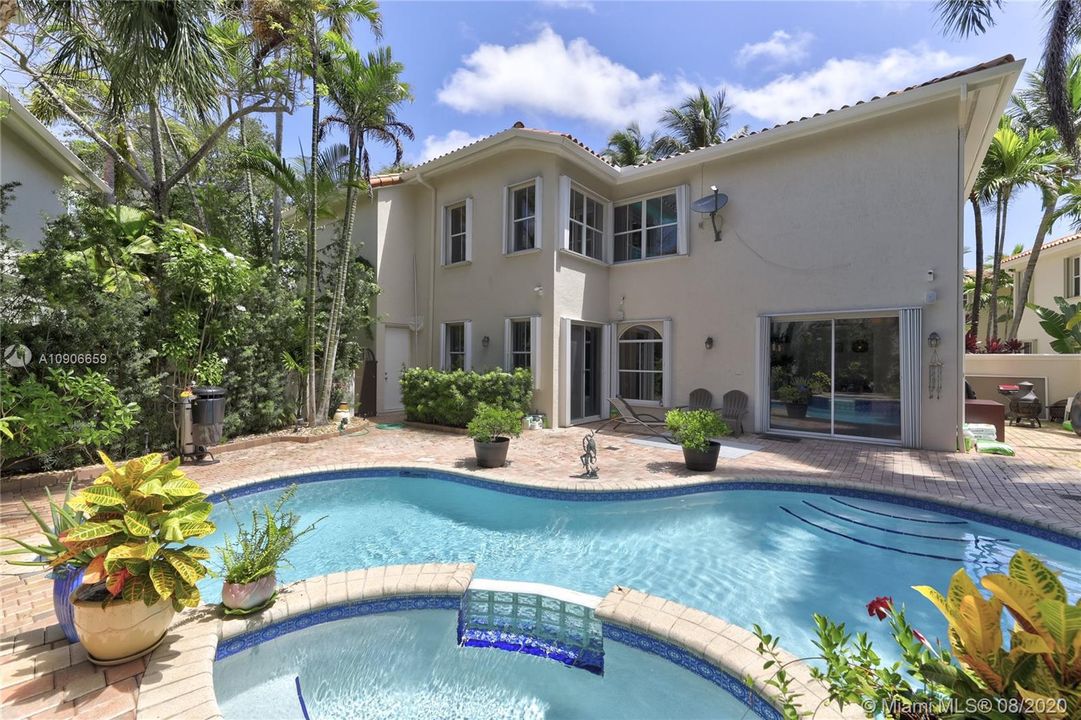 Recently Sold: $1,200,000 (5 beds, 3 baths, 3082 Square Feet)