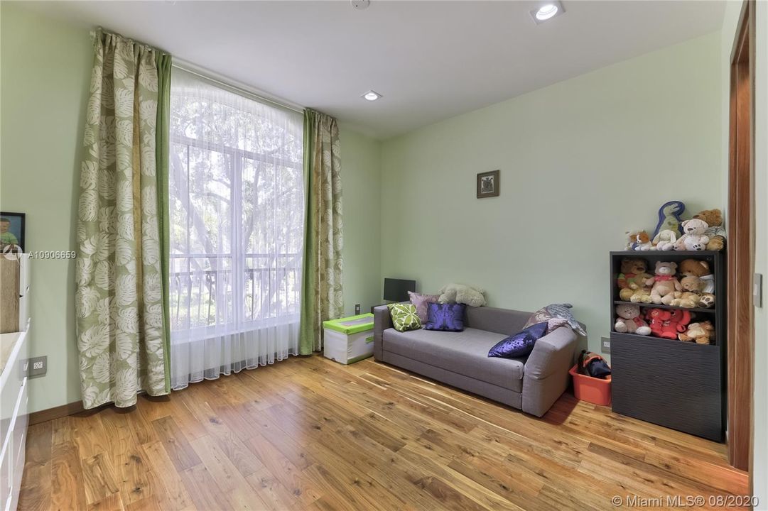 Recently Sold: $1,200,000 (5 beds, 3 baths, 3082 Square Feet)