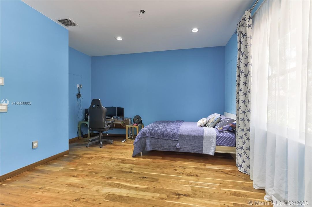 Recently Sold: $1,200,000 (5 beds, 3 baths, 3082 Square Feet)