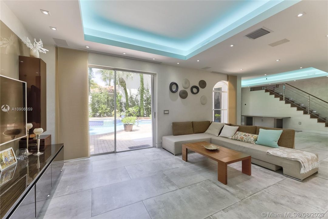 Recently Sold: $1,200,000 (5 beds, 3 baths, 3082 Square Feet)