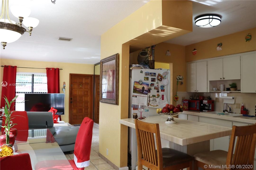 Недавно продано: $387,000 (4 спален, 3 ванн, 1750 Квадратных фут)