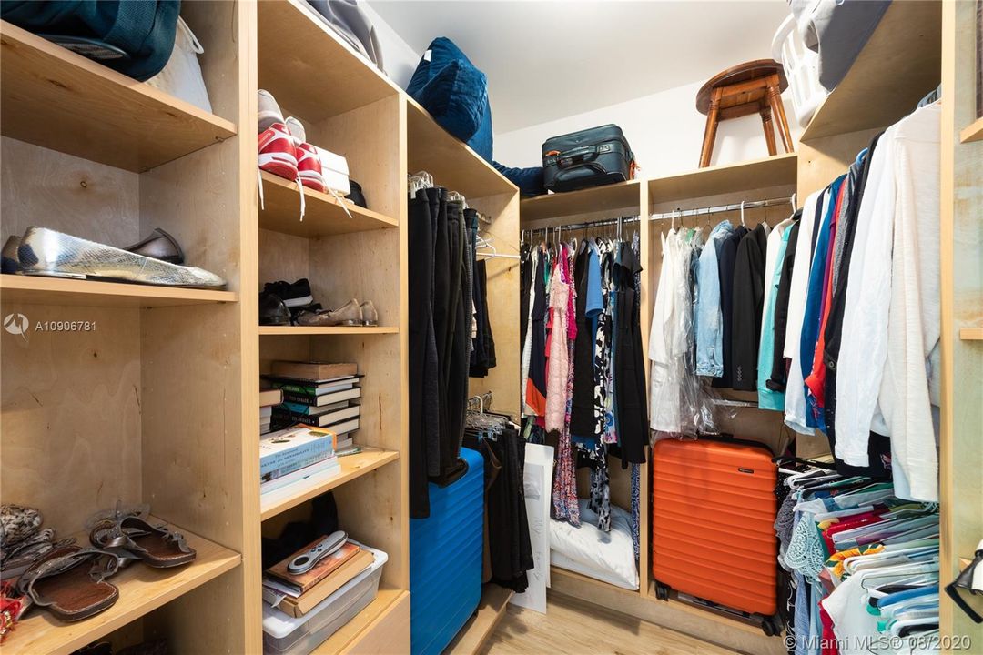 最近售出: $1,575,000 (4 贝兹, 4 浴室, 2651 平方英尺)