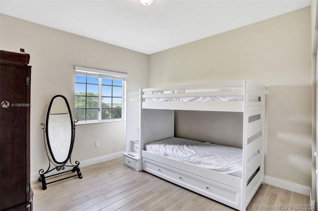 Vendido Recientemente: $805,000 (4 camas, 3 baños, 3040 Pies cuadrados)