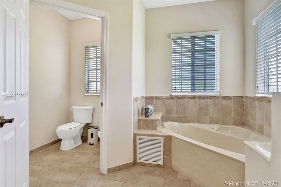 Vendido Recientemente: $805,000 (4 camas, 3 baños, 3040 Pies cuadrados)