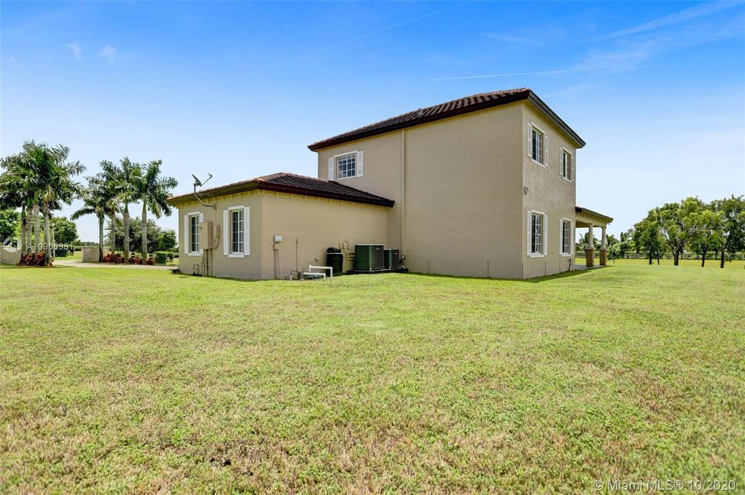 Vendido Recientemente: $805,000 (4 camas, 3 baños, 3040 Pies cuadrados)