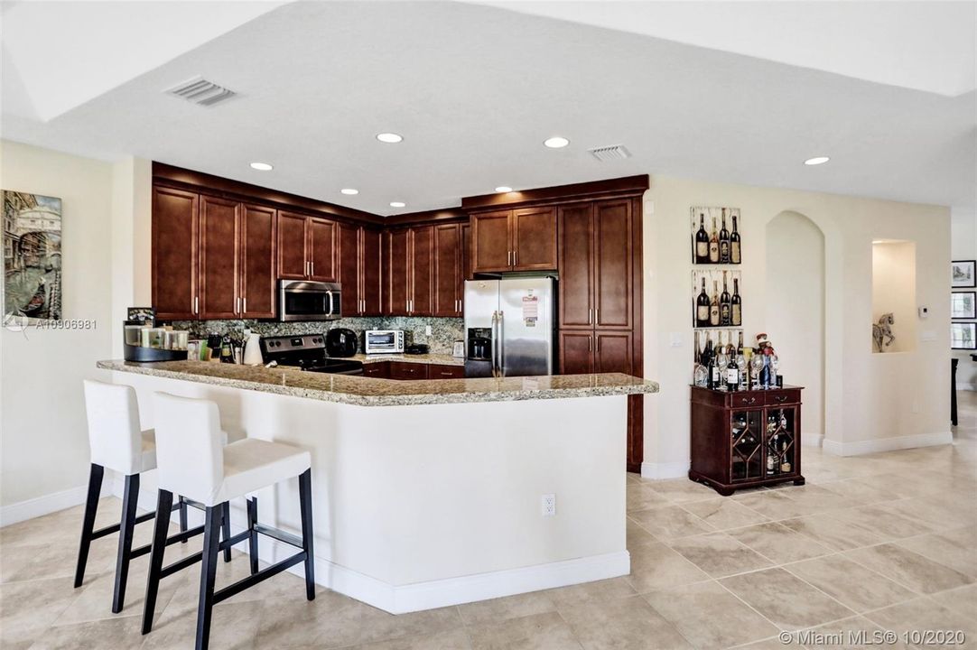 Vendido Recientemente: $805,000 (4 camas, 3 baños, 3040 Pies cuadrados)