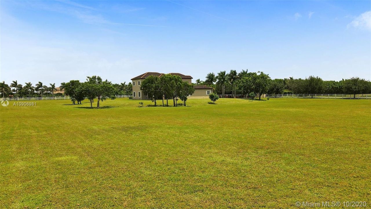 Vendido Recientemente: $805,000 (4 camas, 3 baños, 3040 Pies cuadrados)