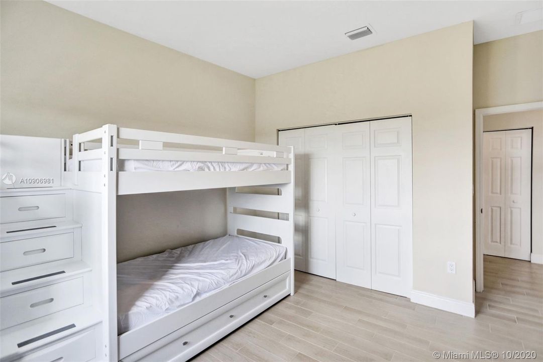 Vendido Recientemente: $805,000 (4 camas, 3 baños, 3040 Pies cuadrados)