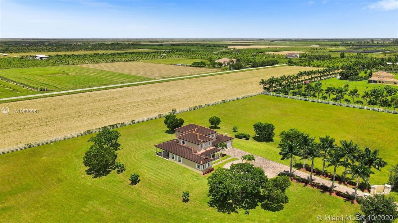 Vendido Recientemente: $805,000 (4 camas, 3 baños, 3040 Pies cuadrados)