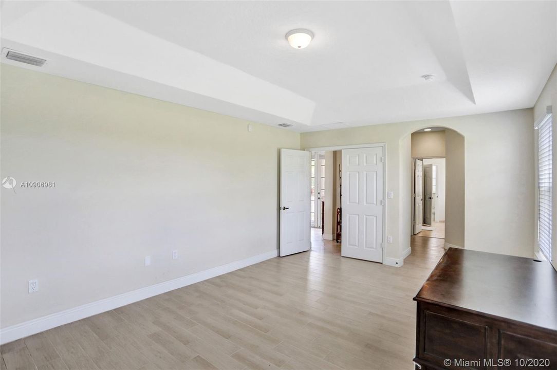 Vendido Recientemente: $805,000 (4 camas, 3 baños, 3040 Pies cuadrados)