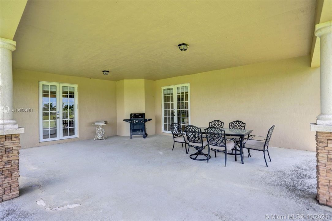 Vendido Recientemente: $805,000 (4 camas, 3 baños, 3040 Pies cuadrados)