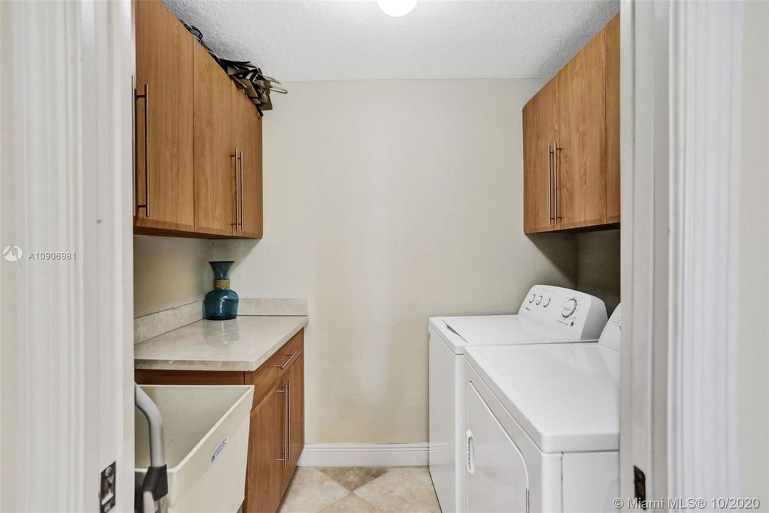 Vendido Recientemente: $805,000 (4 camas, 3 baños, 3040 Pies cuadrados)