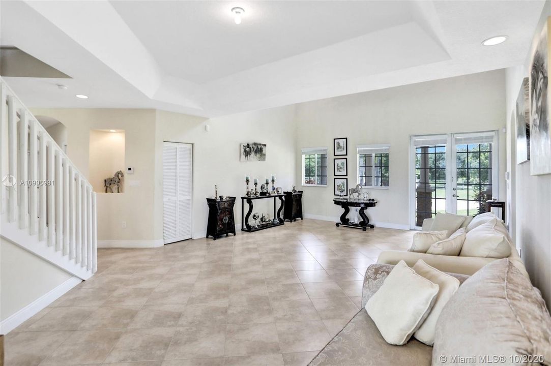 Vendido Recientemente: $805,000 (4 camas, 3 baños, 3040 Pies cuadrados)