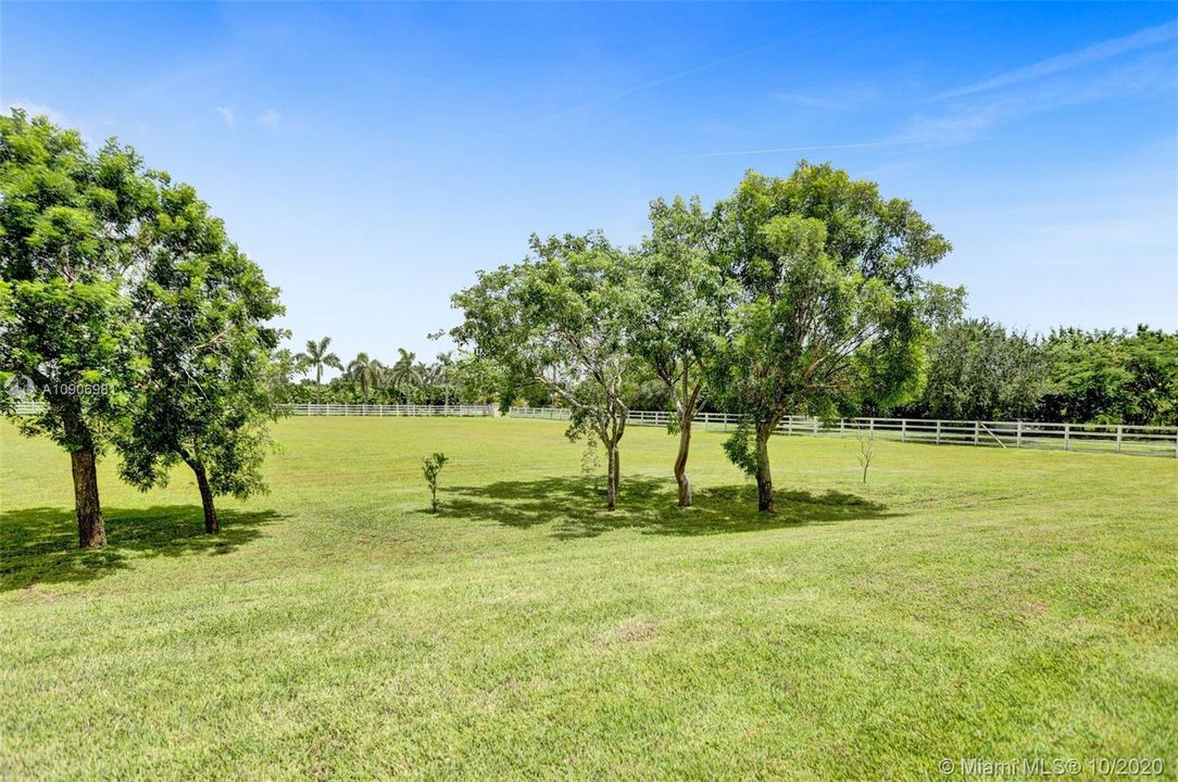 Vendido Recientemente: $805,000 (4 camas, 3 baños, 3040 Pies cuadrados)