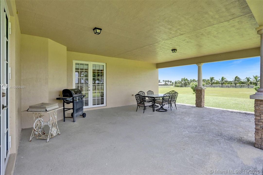 Vendido Recientemente: $805,000 (4 camas, 3 baños, 3040 Pies cuadrados)