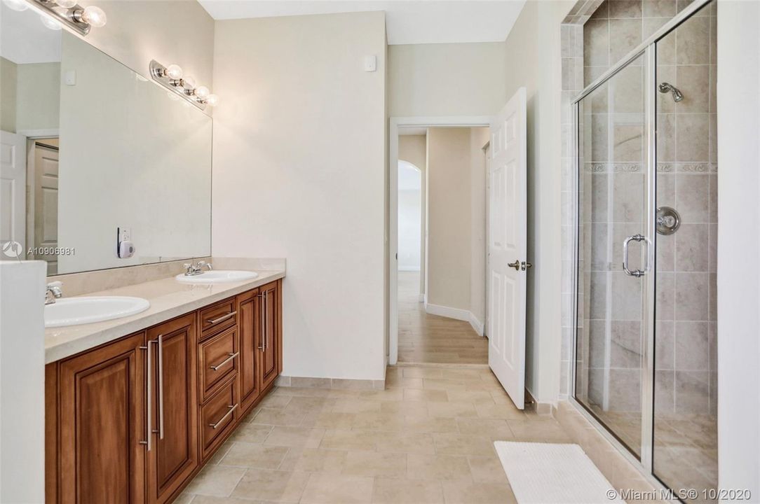 Vendido Recientemente: $805,000 (4 camas, 3 baños, 3040 Pies cuadrados)