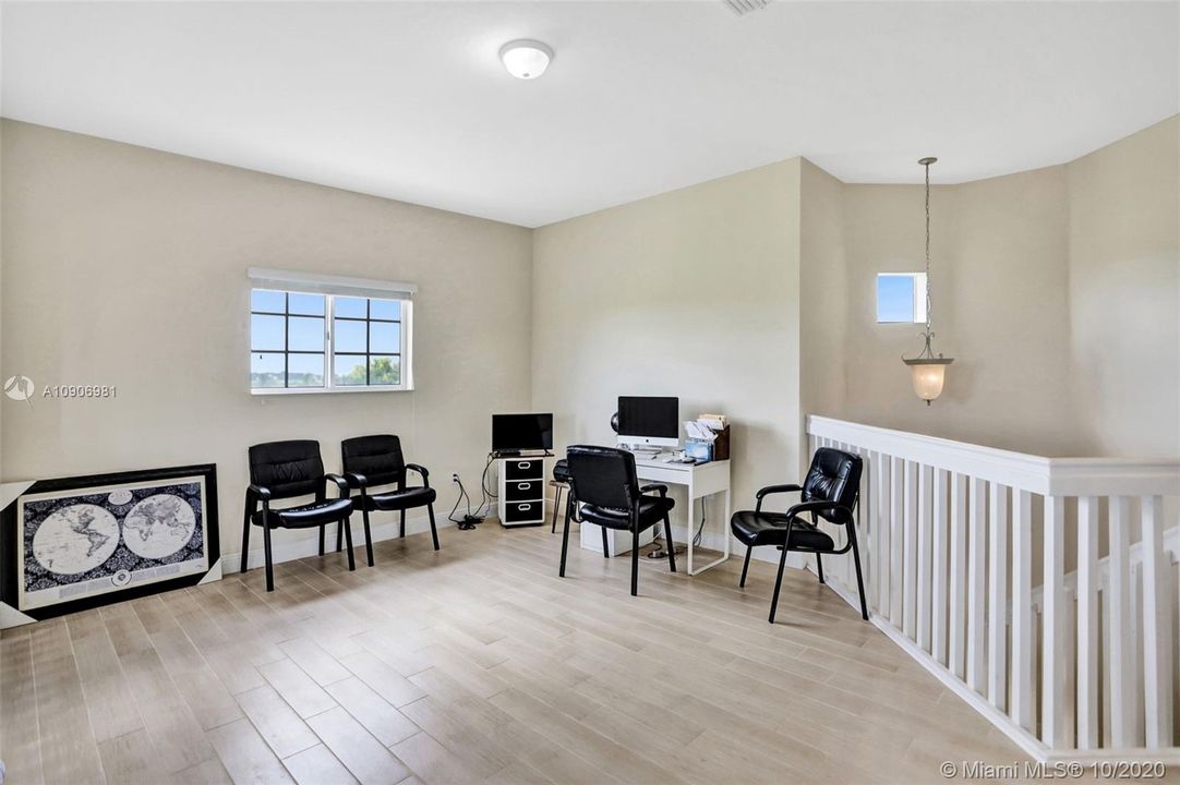 Vendido Recientemente: $805,000 (4 camas, 3 baños, 3040 Pies cuadrados)
