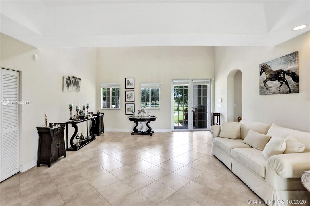 Vendido Recientemente: $805,000 (4 camas, 3 baños, 3040 Pies cuadrados)