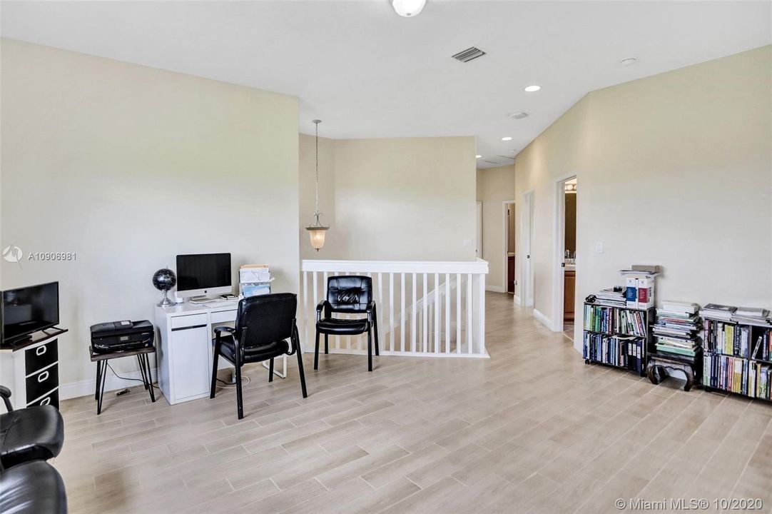 Vendido Recientemente: $805,000 (4 camas, 3 baños, 3040 Pies cuadrados)