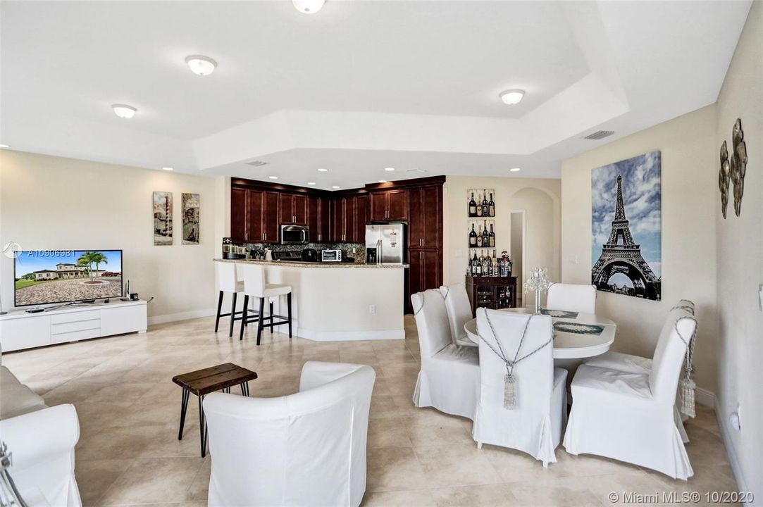 Vendido Recientemente: $805,000 (4 camas, 3 baños, 3040 Pies cuadrados)
