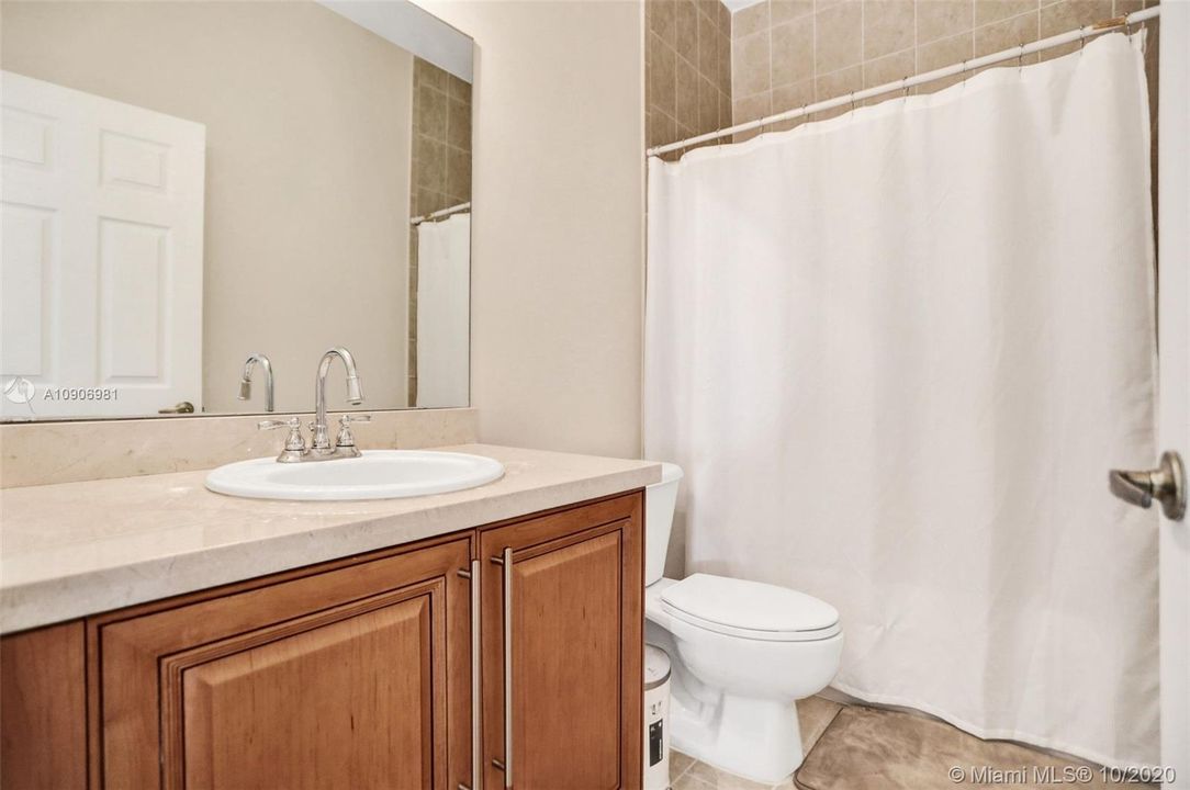 Vendido Recientemente: $805,000 (4 camas, 3 baños, 3040 Pies cuadrados)