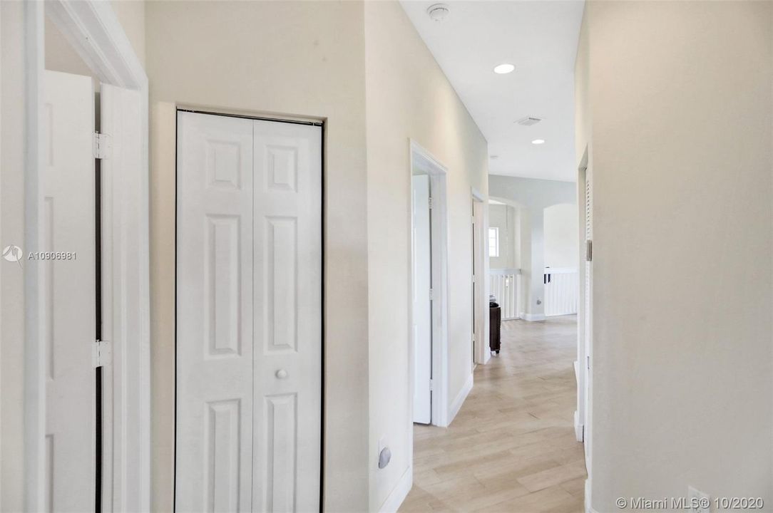Vendido Recientemente: $805,000 (4 camas, 3 baños, 3040 Pies cuadrados)