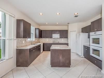Недавно арендовано: $3,500 (6 спален, 4 ванн, 4137 Квадратных фут)
